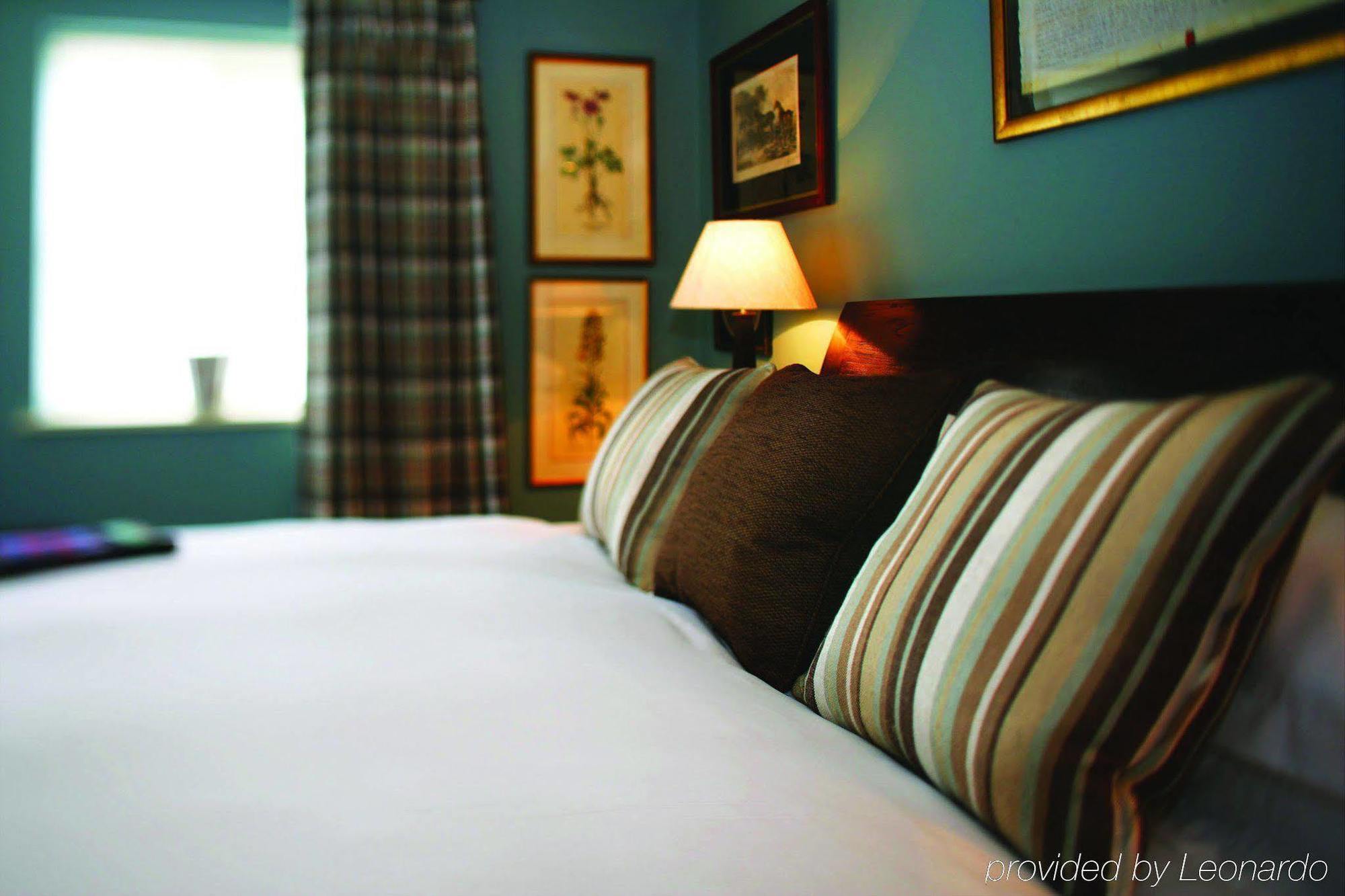 The Anchor Inn Lower Froyle Room photo